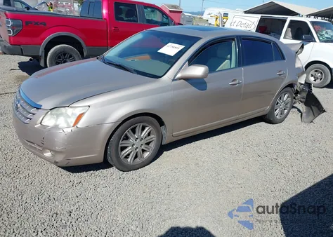 2005 Toyota Avalon Limited z USA, uszkodzony, nr VIN 4T1BK36B65U045033